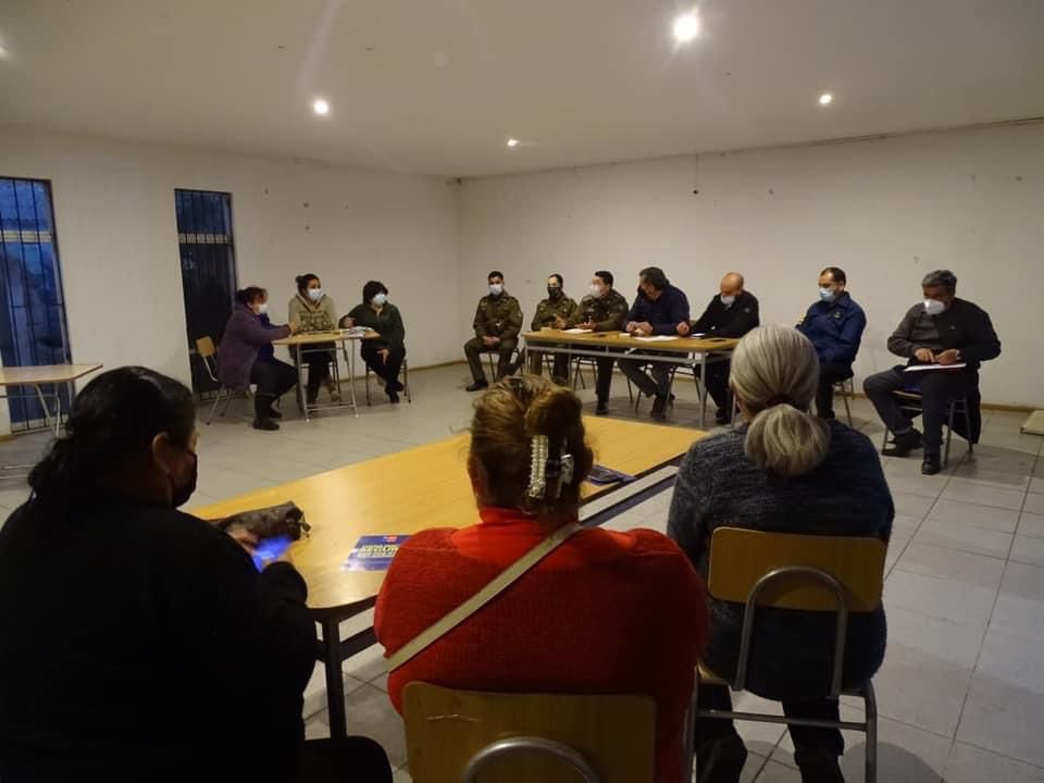 Delegado Presidencial Provincial encabeza reunión de Seguridad Pública con residentes de Villa Santo Domingo en La Calera