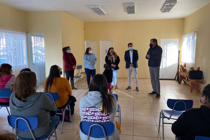 Delegado Presidencial Provincial y equipo de “Gobierno en Terreno” se reúnen con pequeños emprendedores de La Cruz.
