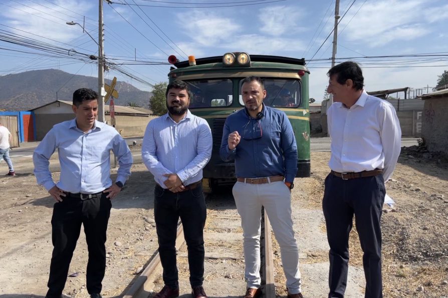 Delegado presidencial y alcalde de La Calera invitan a utilizar servicio gratuito de automotor que conecta el centro de la comuna con Artificio