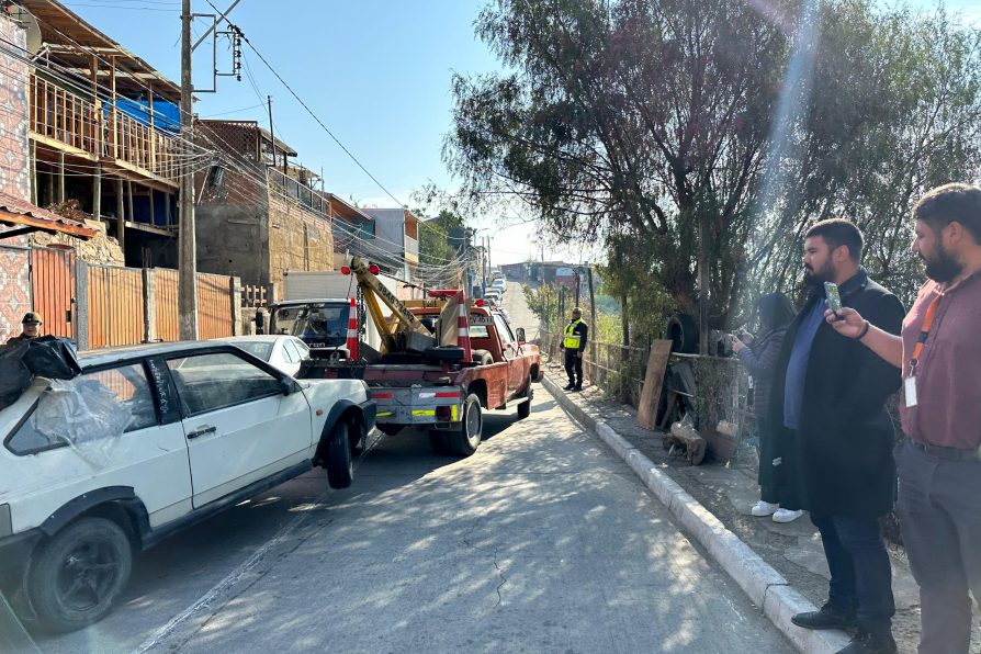 Con el fin de reforzar la seguridad pública del sector se realizó retiro de dos autos abandonados en sector de Cerro Mayaca