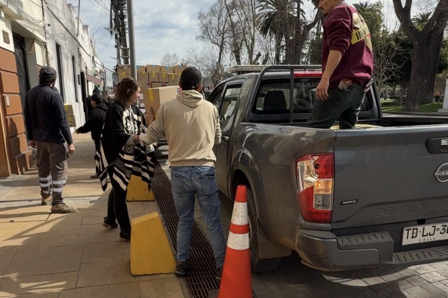 Entrega de ayuda a damnificados