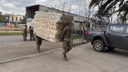 Regimiento Granaderos ayuda a movilizar ayuda gestionada por la DPPQ